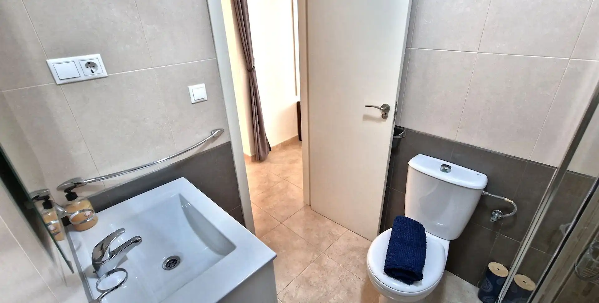 Baño de Apartamento de alquiler en Torrevieja con Balcón y Internet