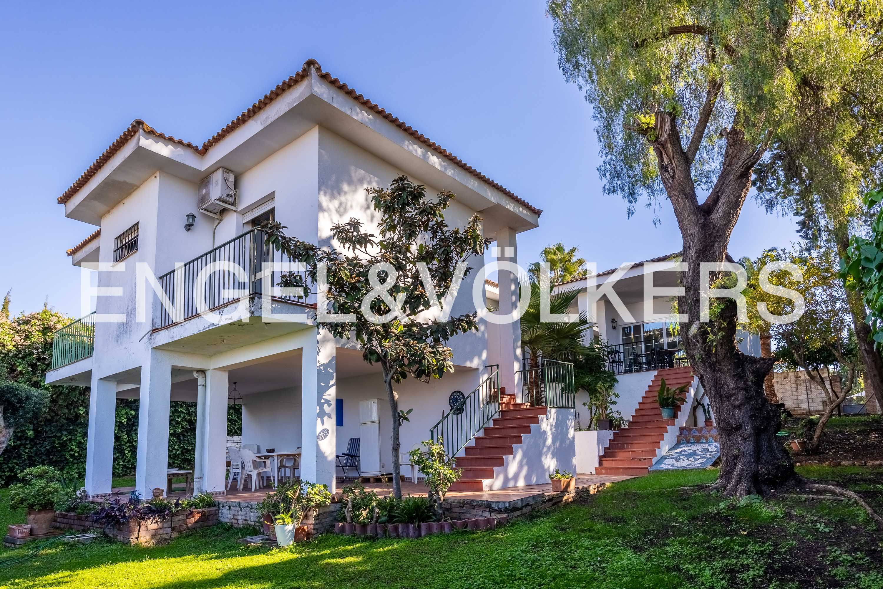 Exterior view of House or chalet for sale in Dos Hermanas  with Air Conditioner, Heating and Private garden