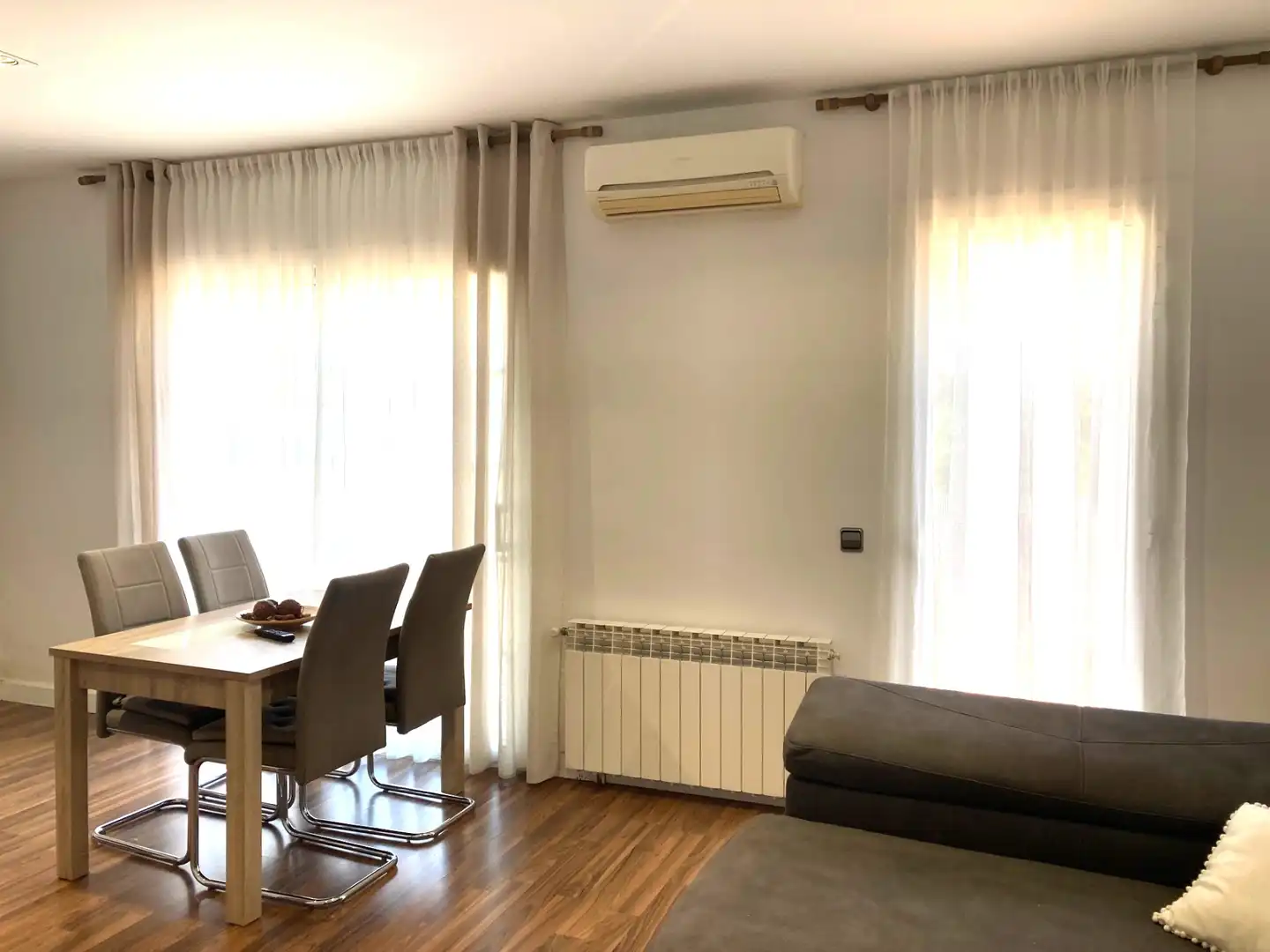 Sala de estar de Casa o chalet en venta en Corbera de Llobregat con Aire acondicionado, Calefacción y Jardín privado