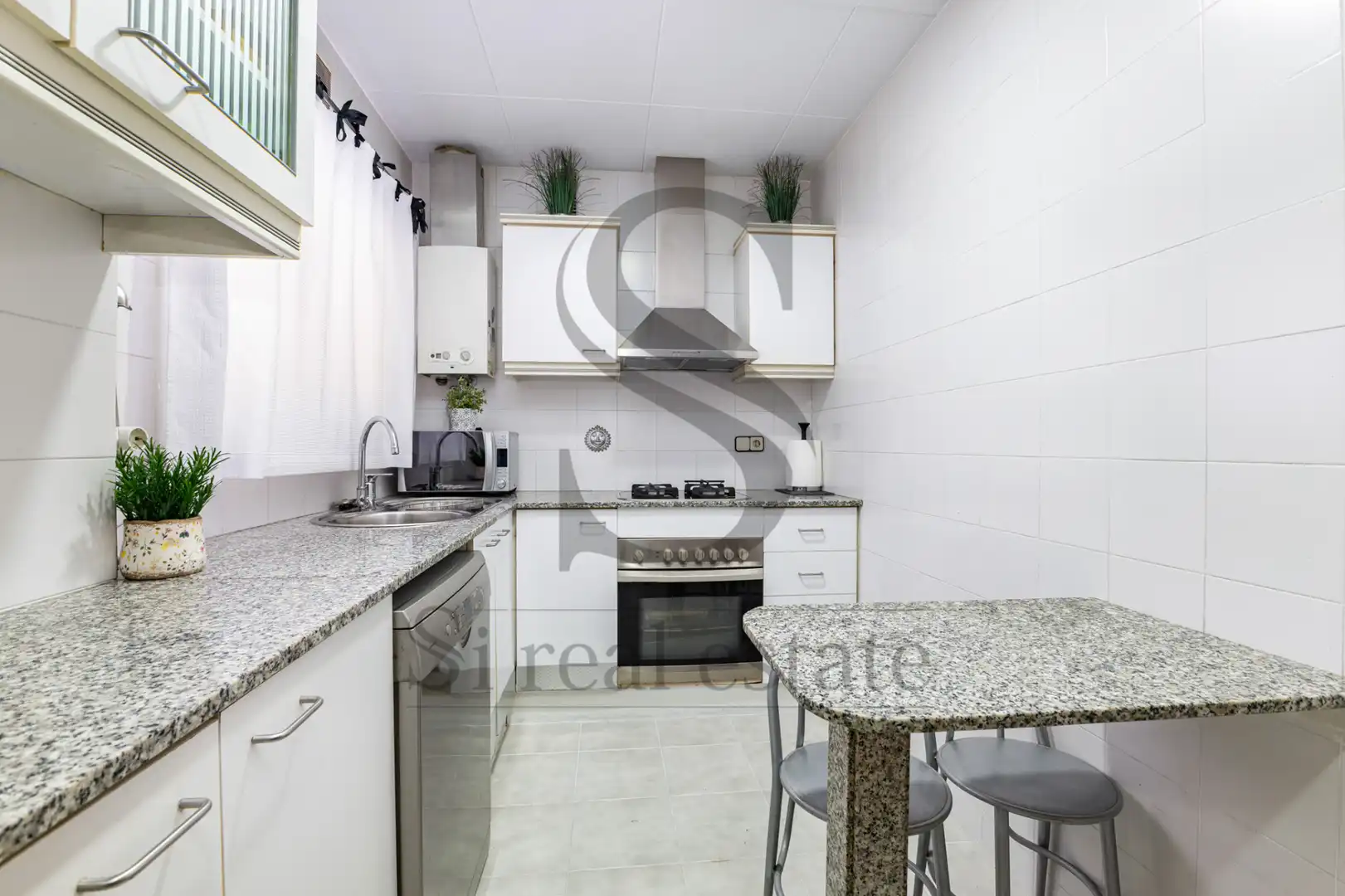 Küche von Wohnung zum Verkauf in Barcelona mit Klimaanlage und Balkon
