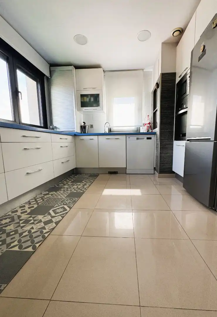 Cuina de Casa o xalet en venda en Avilés amb Calefacció, Jardí privat i Parquet