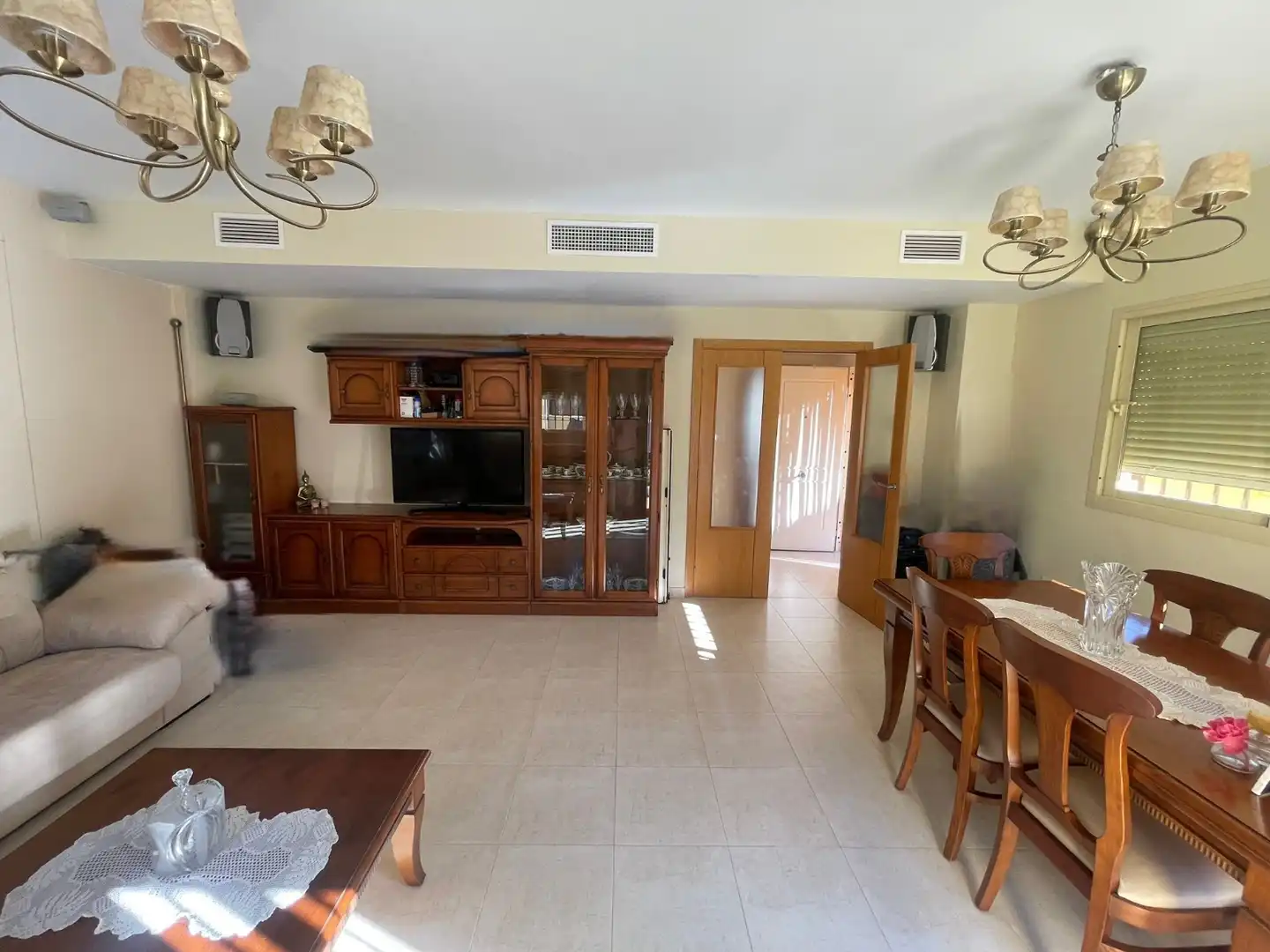 Sala d'estar de Casa adosada en venda en Alhaurín de la Torre amb Aire condicionat, Jardí privat i Terrassa
