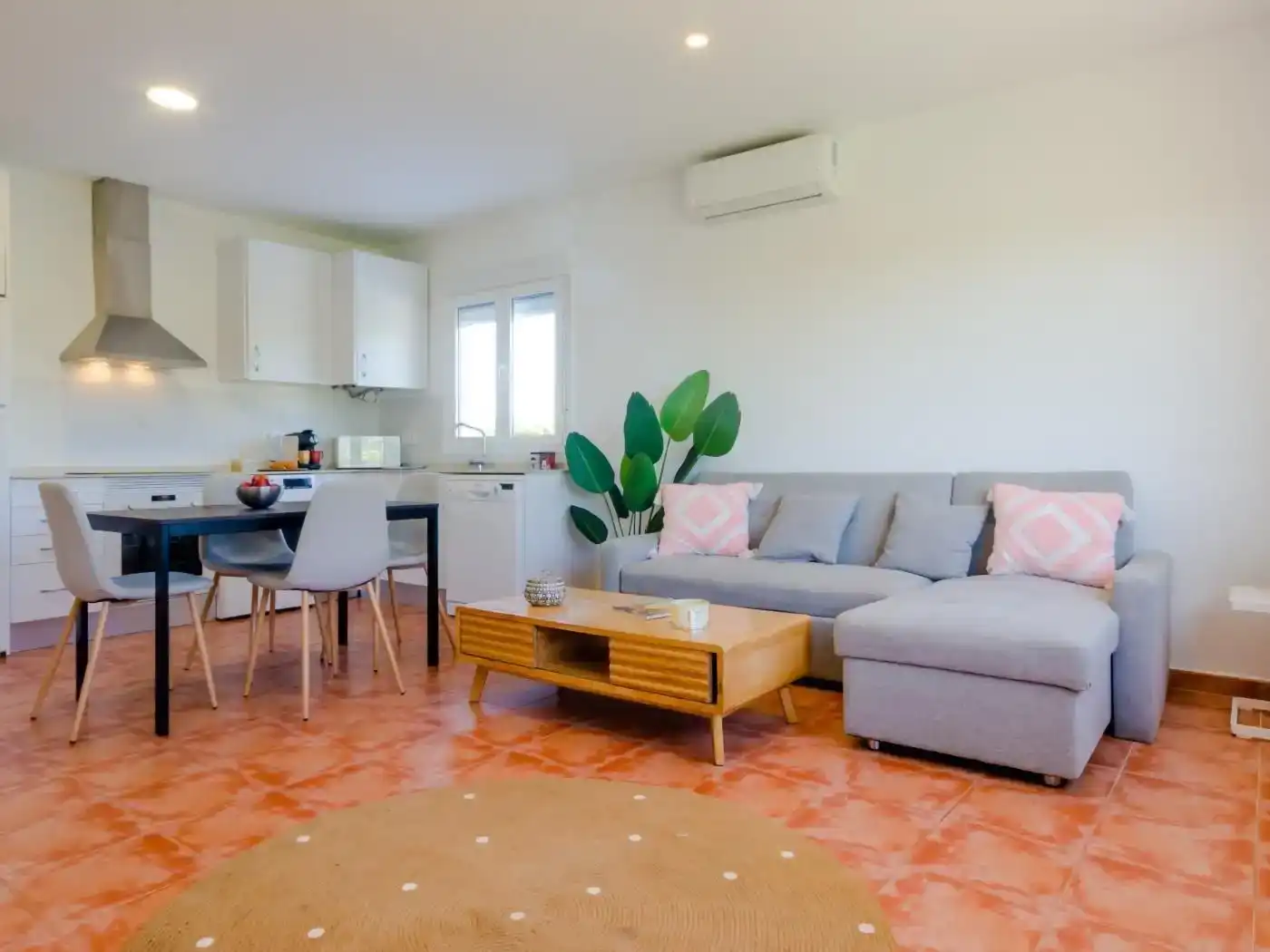 Sala d'estar de Casa o xalet en venda en Conil de la Frontera amb Aire condicionat, Jardí privat i Terrassa