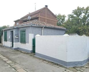 Vista exterior de Casa adosada en venda en Burgos Capital amb Calefacció i Jardí privat