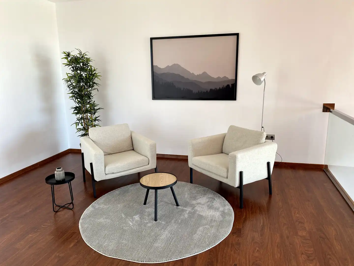 Sala d'estar de Casa adosada en venda en Benahavís amb Aire condicionat, Calefacció i Jardí privat