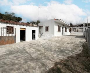 Vista exterior de Finca rústica en venda en Vilanova i la Geltrú amb Jardí privat, Traster i Piscina