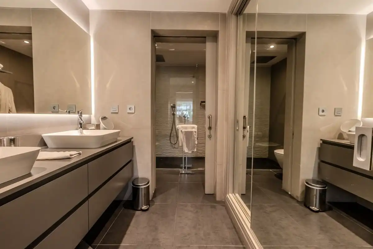 Badezimmer von Erdgeschoss zum Verkauf in Marbella mit Klimaanlage, Privatgarten und Terrasse