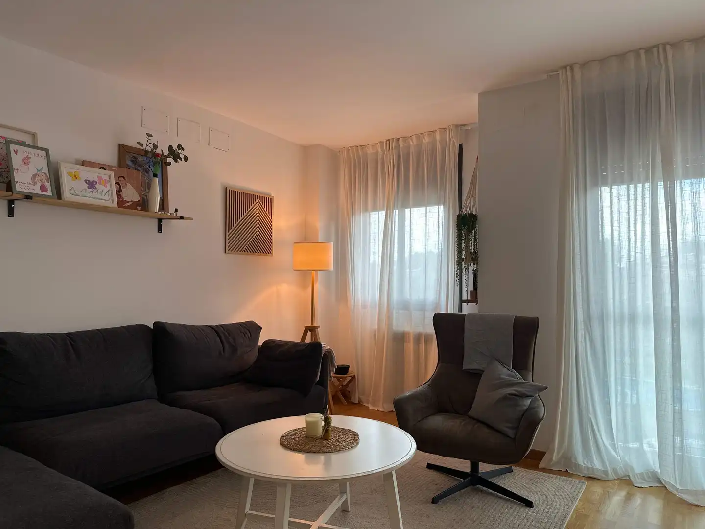 Wohnzimmer von Einfamilien-Reihenhaus zum Verkauf in Sant Esteve Sesrovires mit Klimaanlage, Heizung und Privatgarten