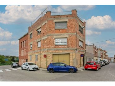 Gemischtgenutztes Gebäude zum Verkauf in Calle Sevilla