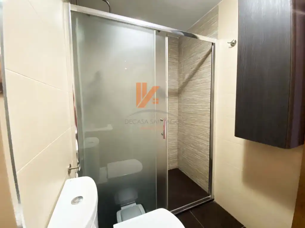 Badezimmer von Wohnung zum Verkauf in Ames mit Ofen