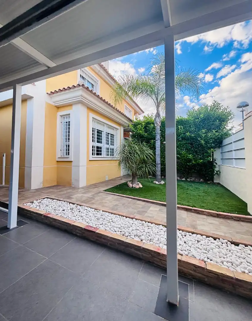 Vista exterior de Casa adosada de lloguer en Molina de Segura amb Aire condicionat, Jardí privat i Moblat