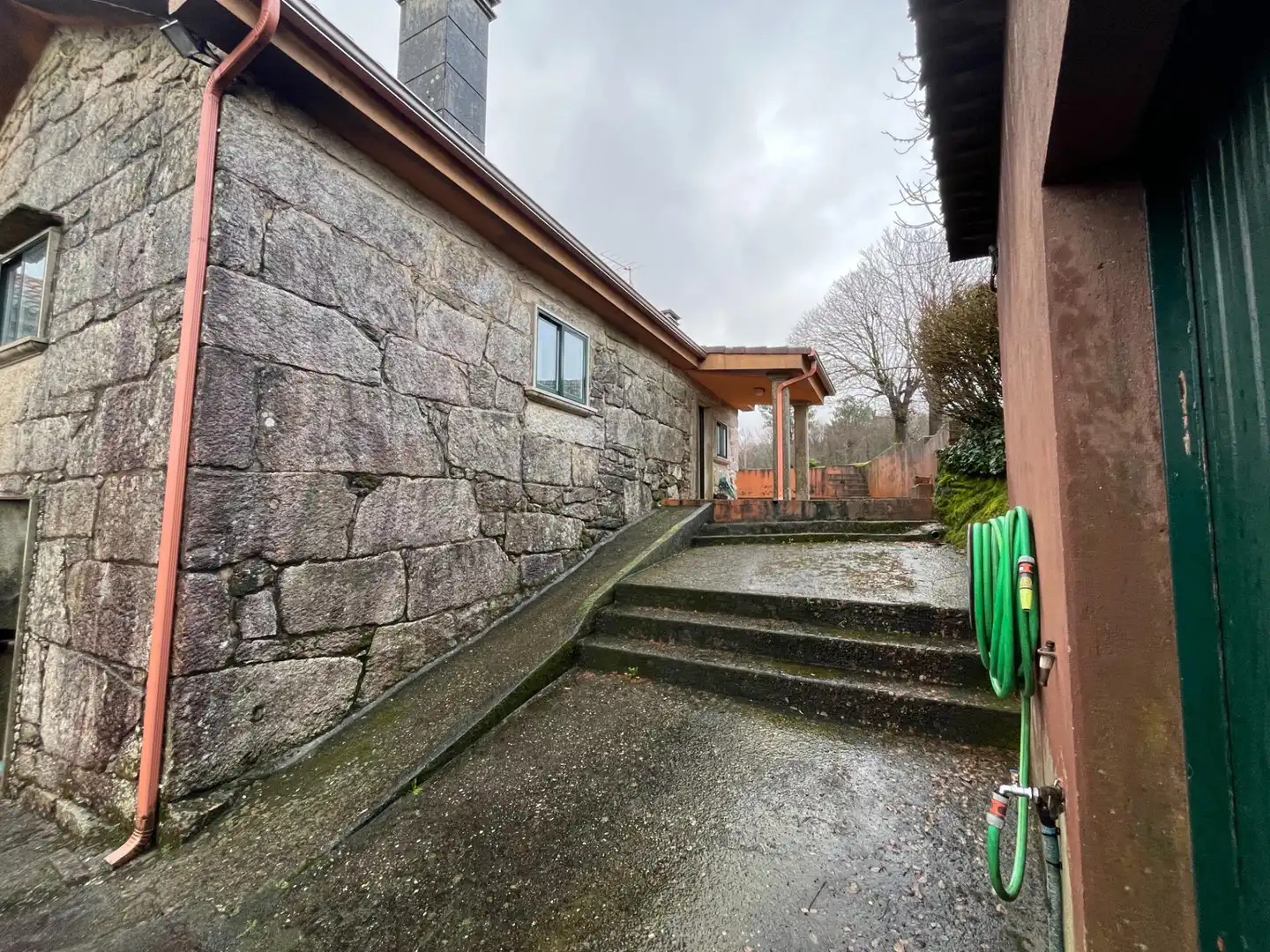 Vista exterior de Casa o xalet en venda en Covelo amb Calefacció, Jardí privat i Traster