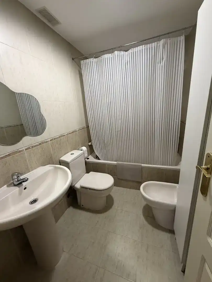 Badezimmer von Maisonette zur Miete in Toledo mit Parkett und Abstellraum