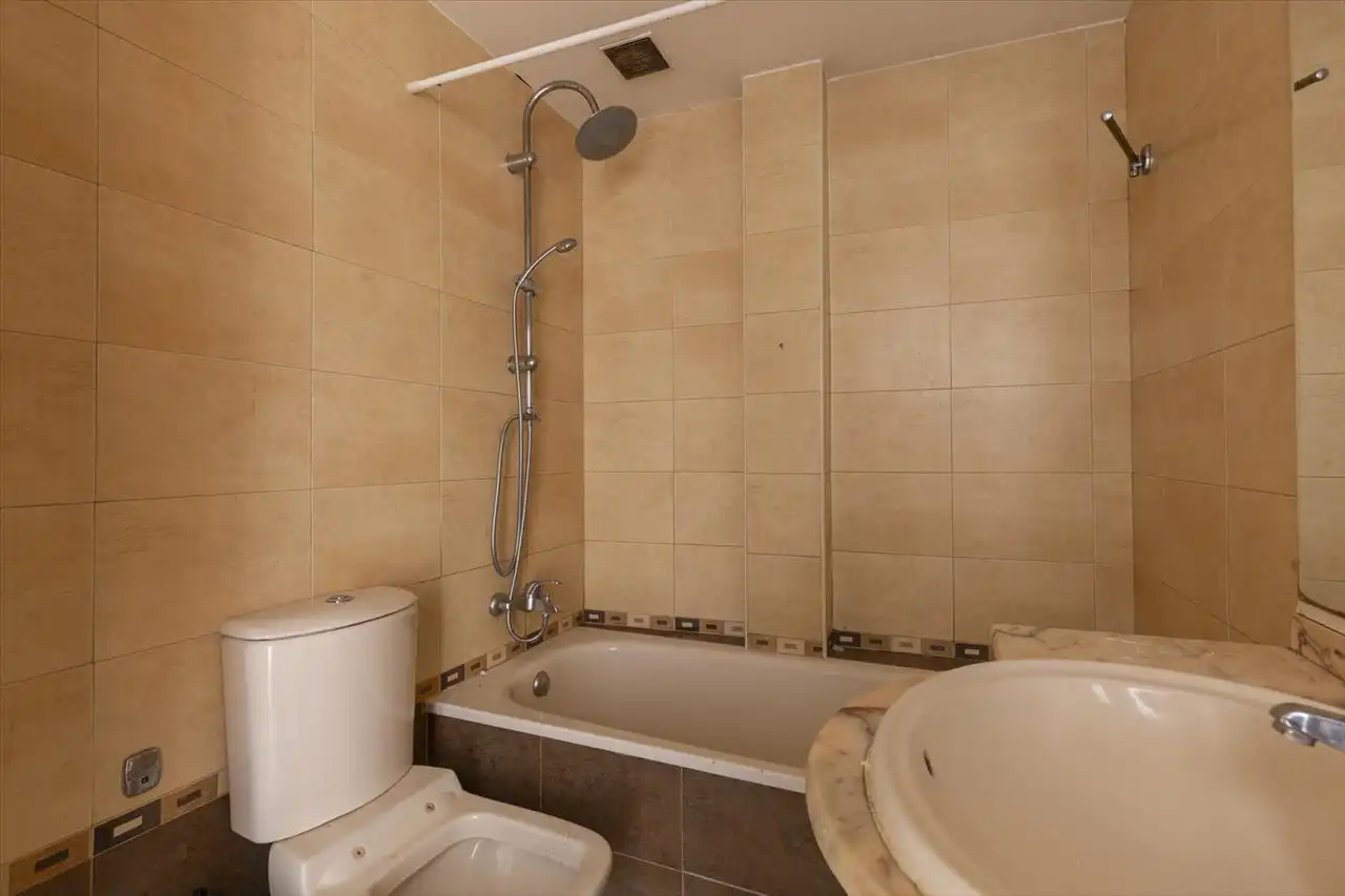 Bathroom of Flat for sale in Madrid