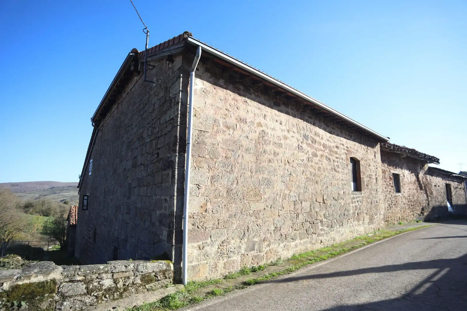 Außenansicht von Country house zum Verkauf in Valdeprado del Río mit Privatgarten