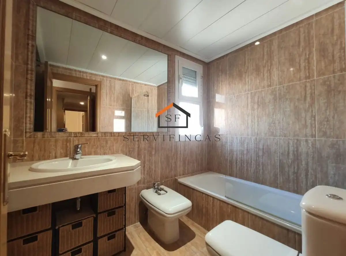 Bathroom of Flat for rent in Madrid  with Air Conditioner, Heating and Parquet flooring