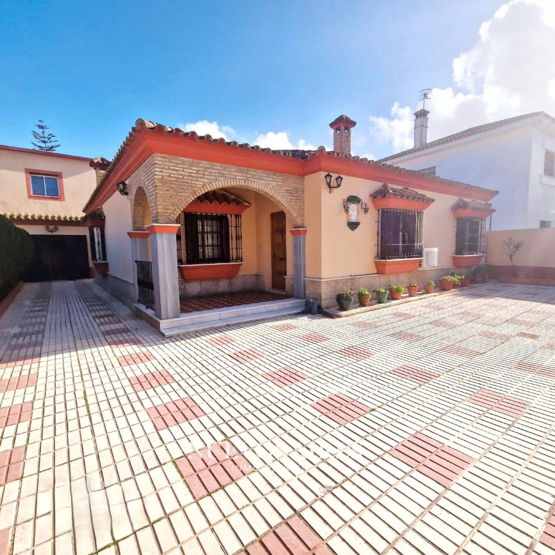 Exterior view of House or chalet for sale in Sanlúcar de Barrameda  with Air Conditioner, Private garden and Washing machine