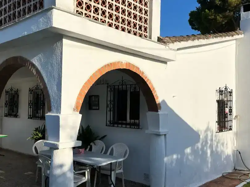 Vista exterior de Casa o xalet en venda en Marbella amb Aire condicionat