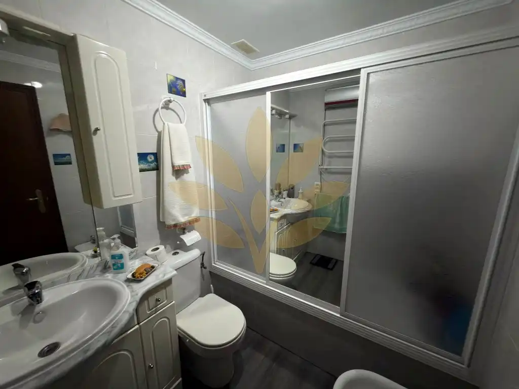 Badezimmer von Einfamilien-Reihenhaus zum Verkauf in Cáceres