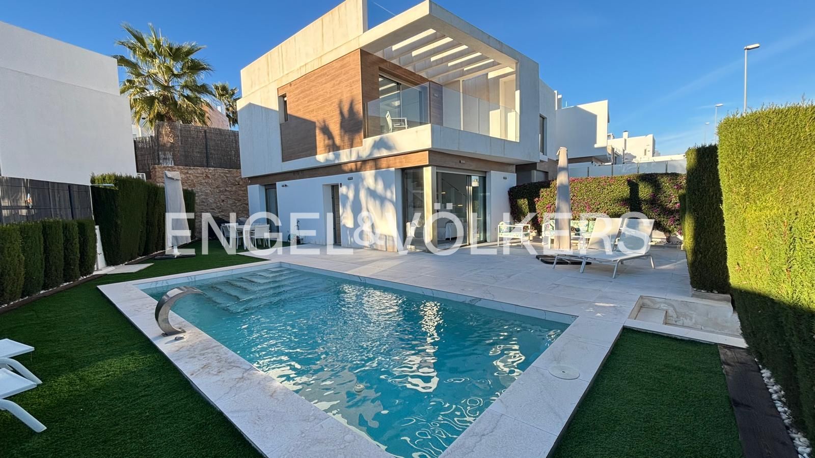 Vista exterior de Casa o xalet en venda en Orihuela amb Aire condicionat, Calefacció i Jardí privat