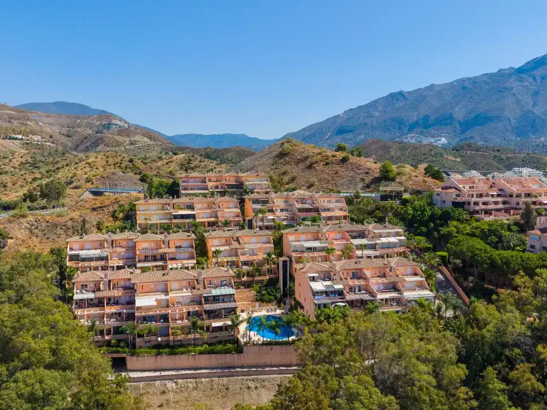 Vista exterior de Piso en venta en Marbella con Aire acondicionado, Terraza y Piscina