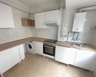 Cuina de Pis de lloguer en Ourense Capital  amb Rentadora i Balcó