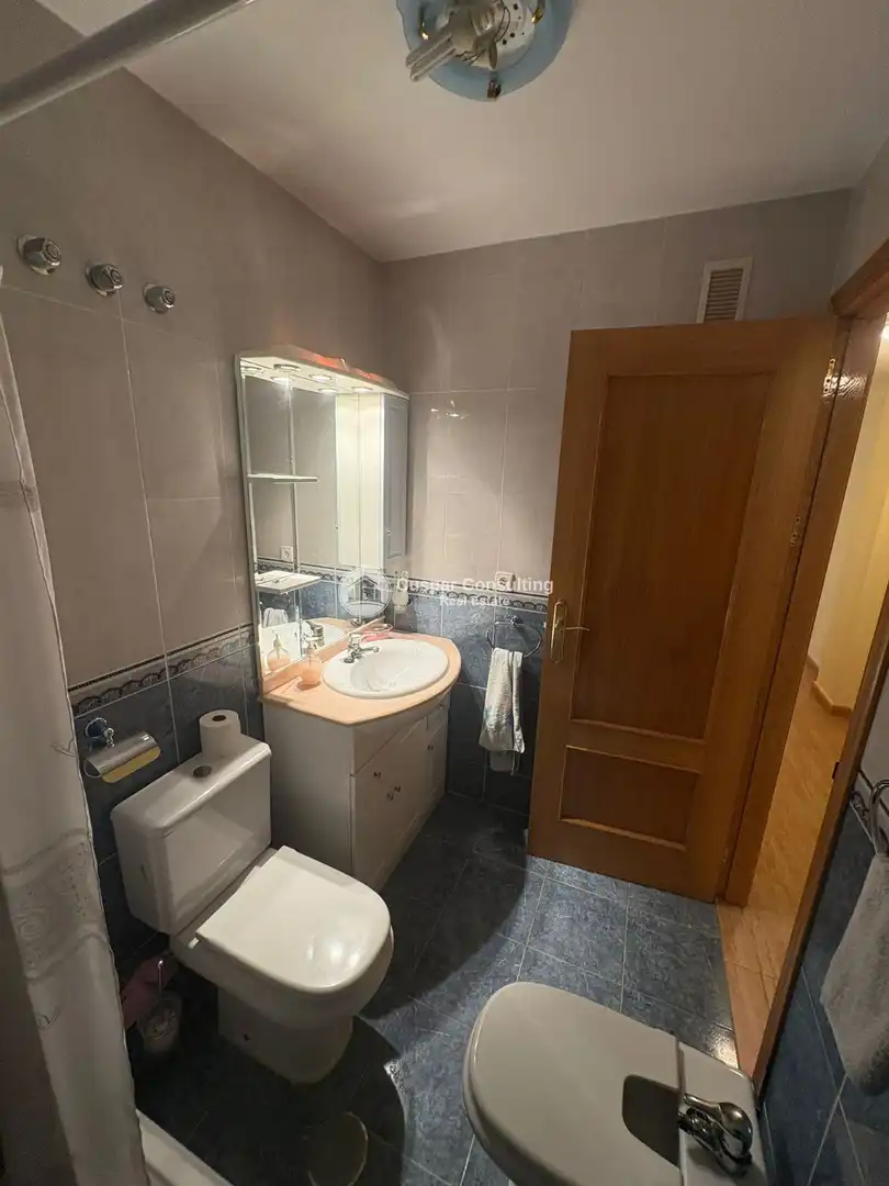 Baño de Ático en venta en Población de Arroyo con Calefacción y Amueblado