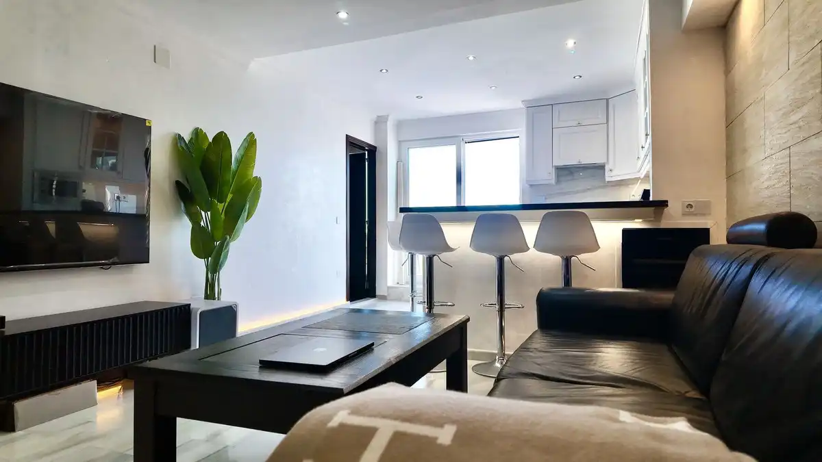 Sala d'estar de Àtic en venda en Estepona amb Aire condicionat, Terrassa i Moblat
