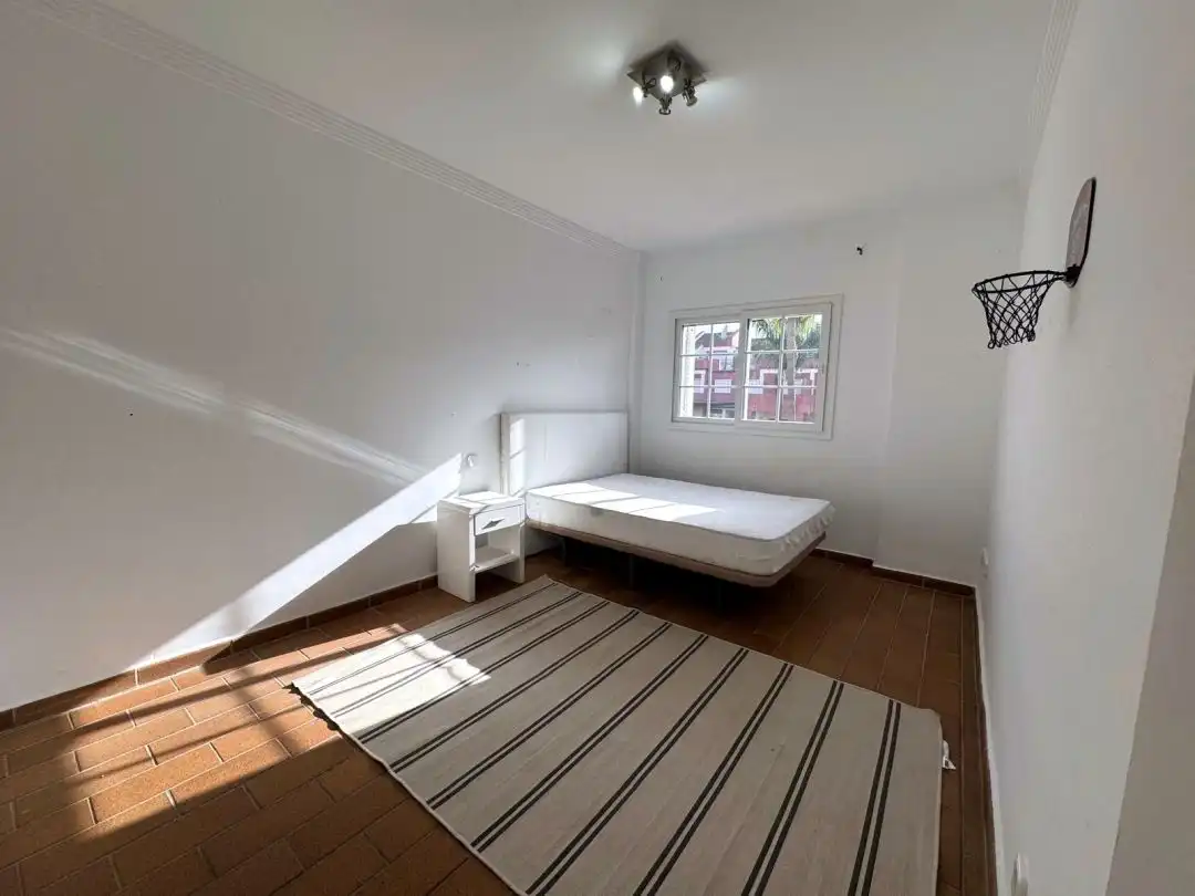 Schlafzimmer von Einfamilien-Reihenhaus zum Verkauf in Sotogrande mit Klimaanlage, Heizung und Privatgarten
