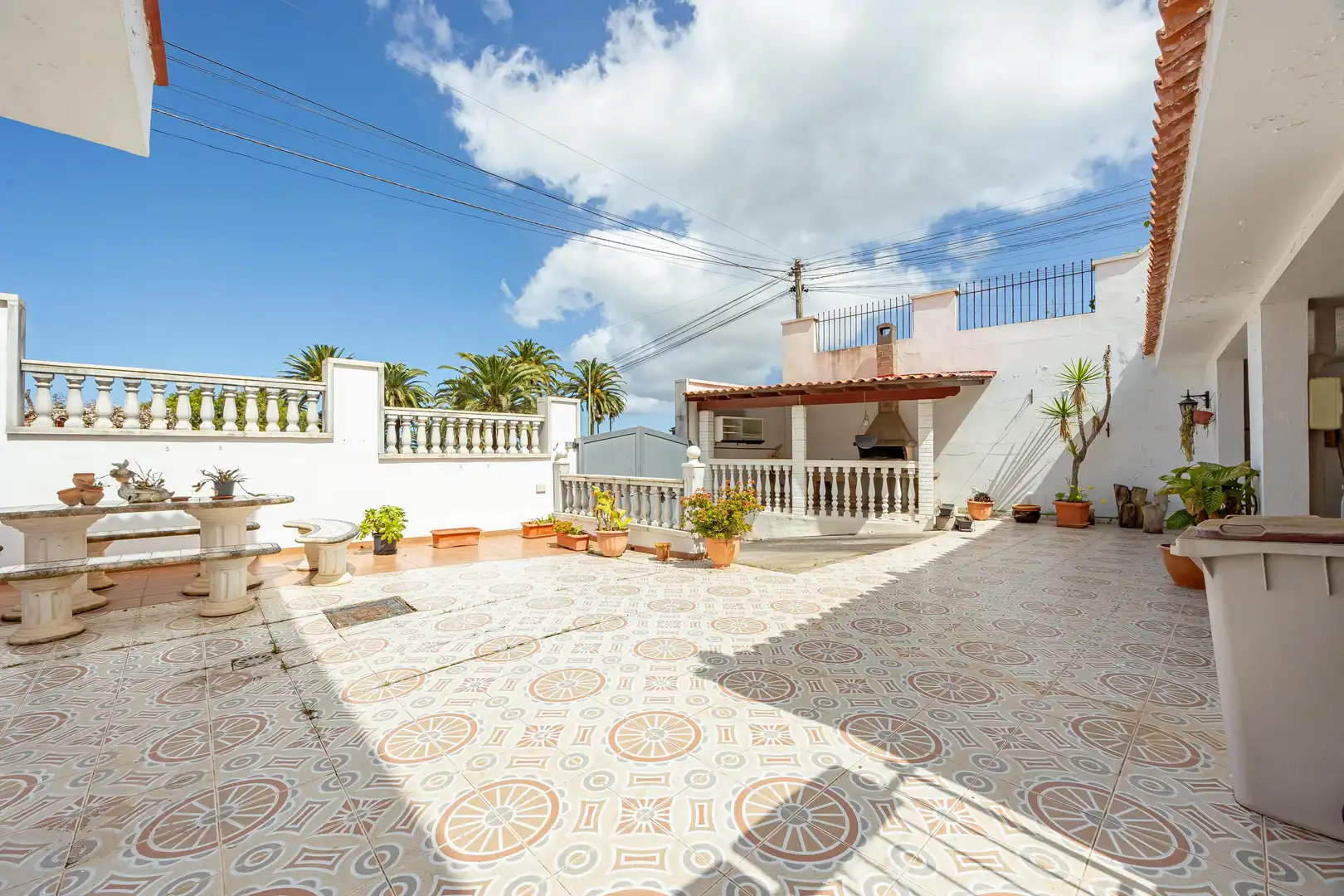 Vista exterior de Casa o xalet en venda en Las Palmas de Gran Canaria amb Aire condicionat, Jardí privat i Terrassa