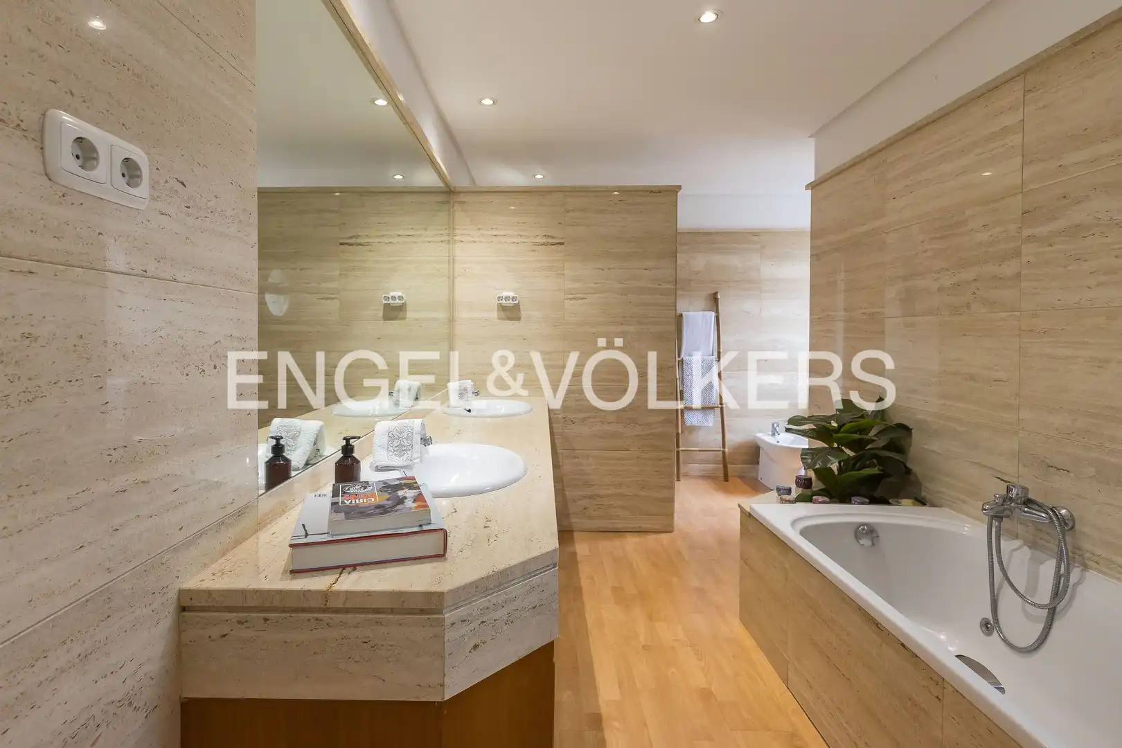 Baño de Casa o chalet en venta en Boadilla del Monte con Aire acondicionado, Calefacción y Jardín privado