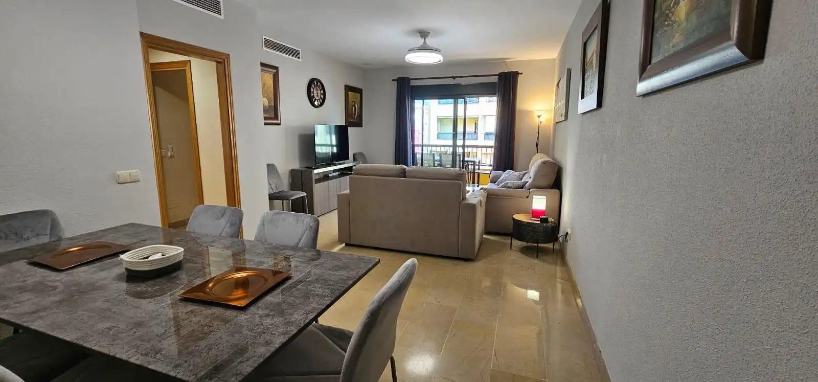 Wohnzimmer von Wohnung zur Miete in Marbella mit Privatgarten, Terrasse und Möbliert