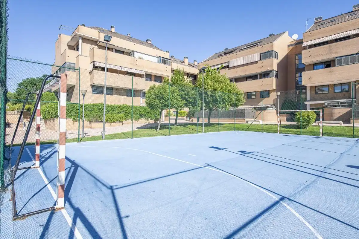 Vista exterior de Àtic en venda en Pozuelo de Alarcón amb Aire condicionat, Calefacció i Jardí privat