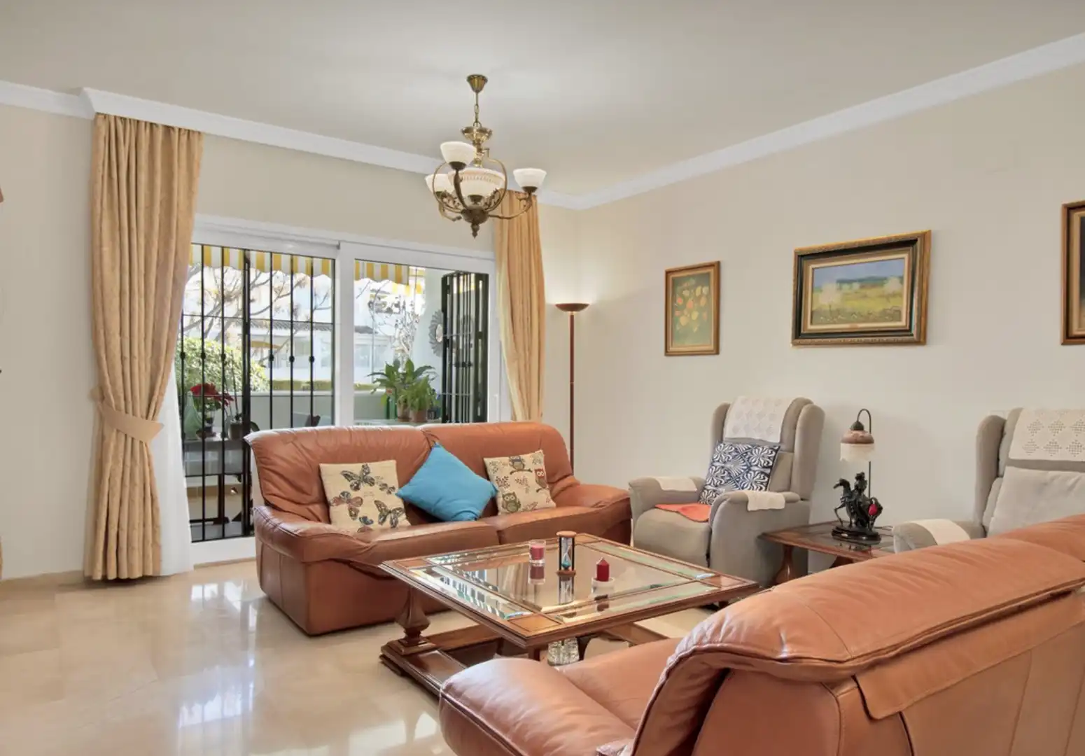Sala d'estar de Planta baixa en venda en Marbella amb Aire condicionat, Calefacció i Terrassa