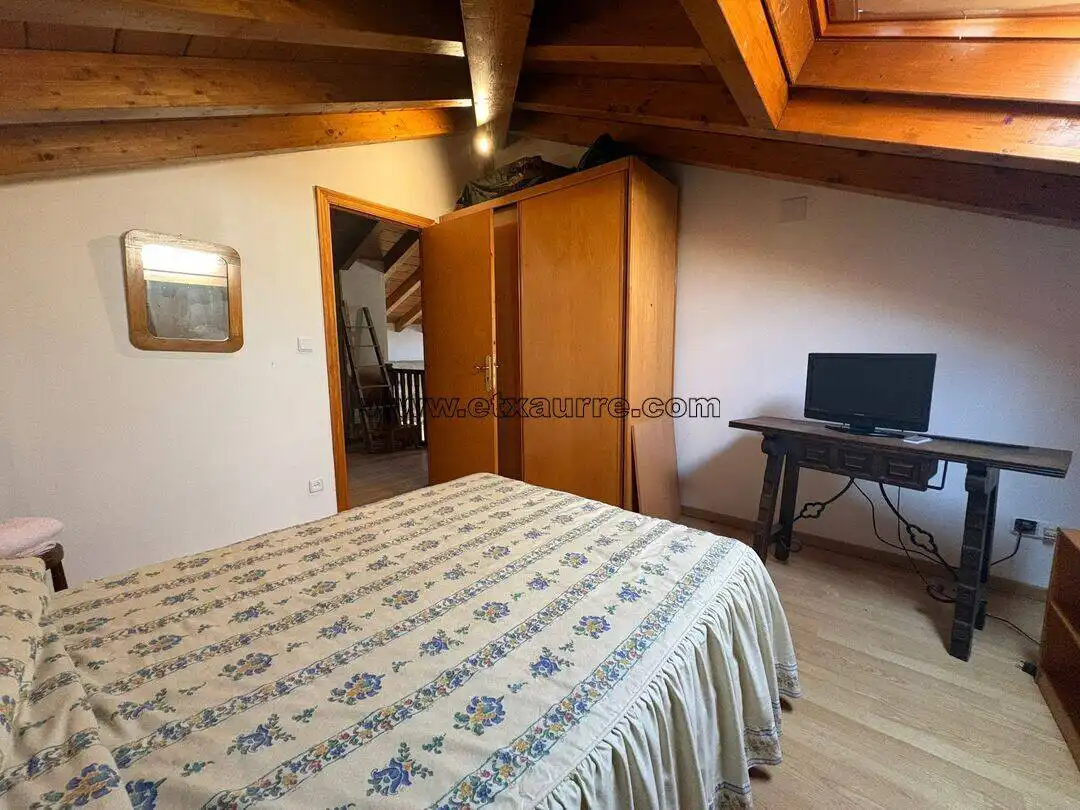 Schlafzimmer von Country house zum Verkauf in Ayala / Aiara mit Heizung