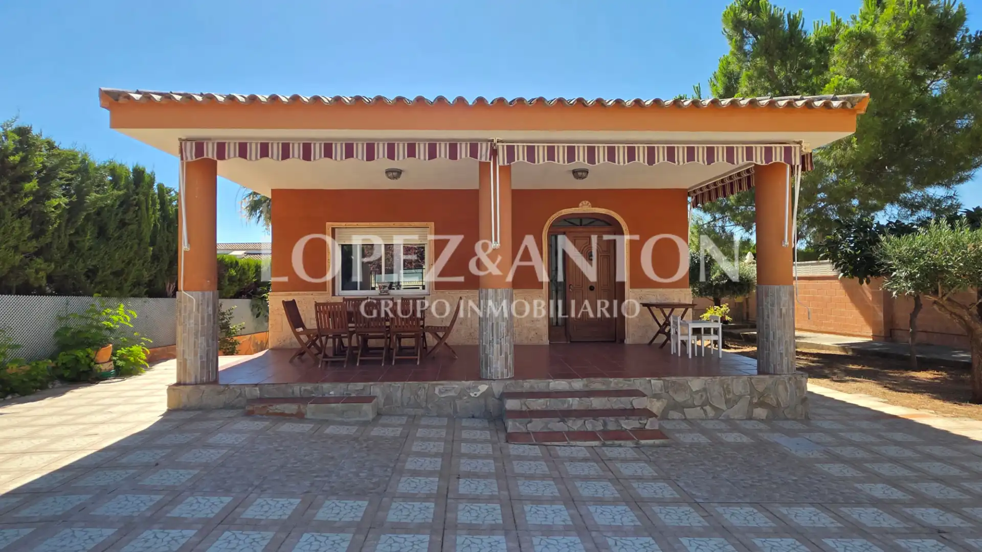 Vista exterior de Casa o xalet en venda en L'Eliana amb Aire condicionat, Calefacció i Jardí privat