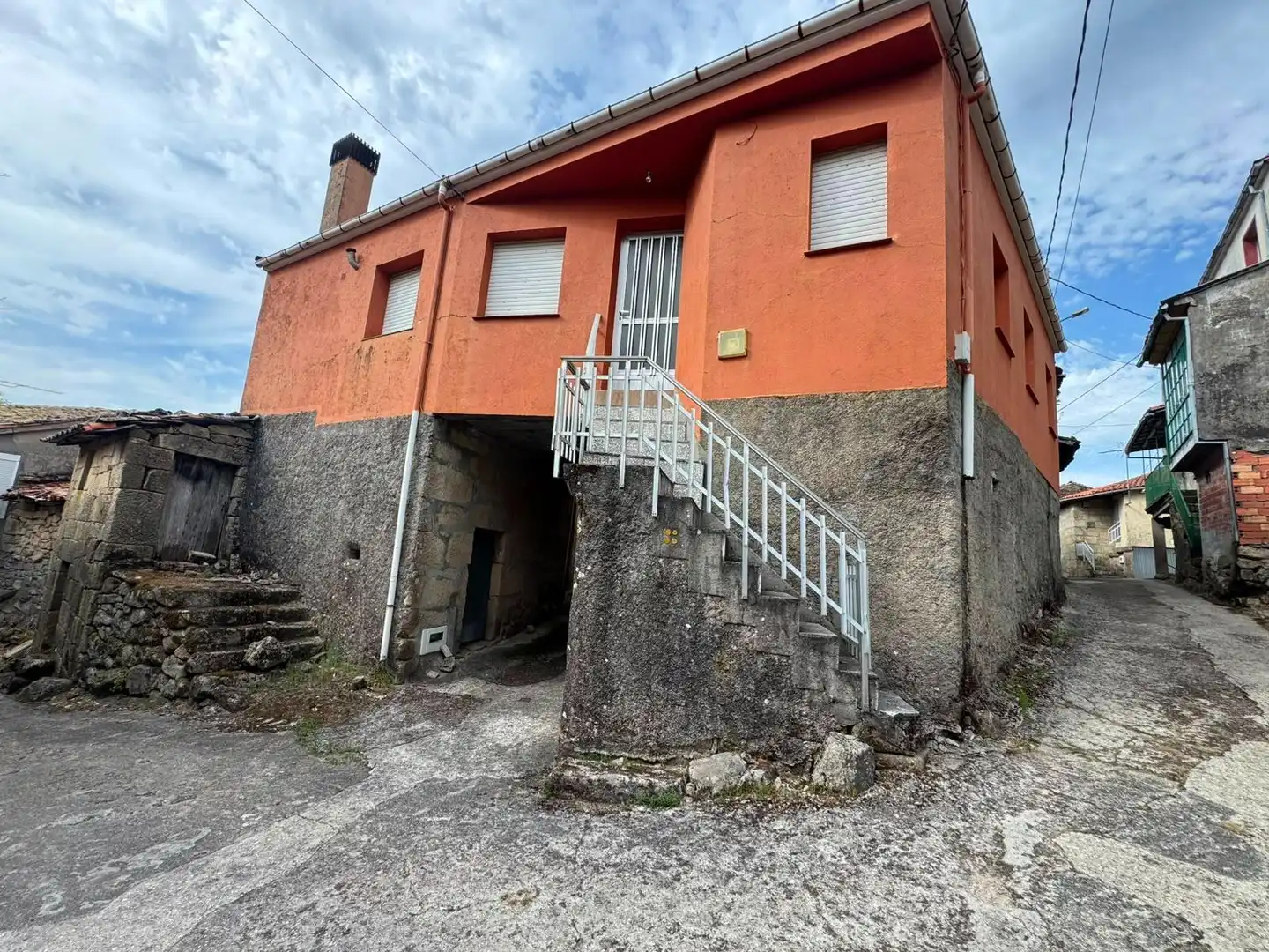 Vista exterior de Finca rústica en venda en Nogueira de Ramuín amb Traster i Moblat