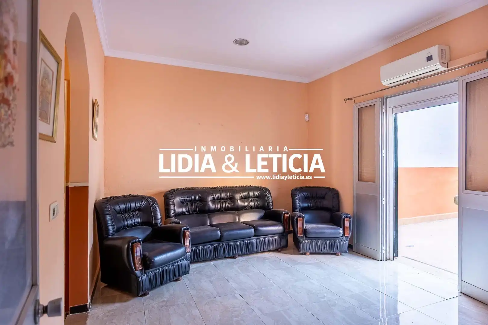 Sala d'estar de Casa o xalet en venda en Alcalá de Guadaira amb Aire condicionat i Terrassa