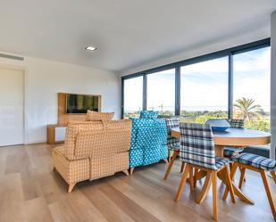 Sala d'estar de Apartament de lloguer en Sitges amb Aire condicionat, Terrassa i Piscina