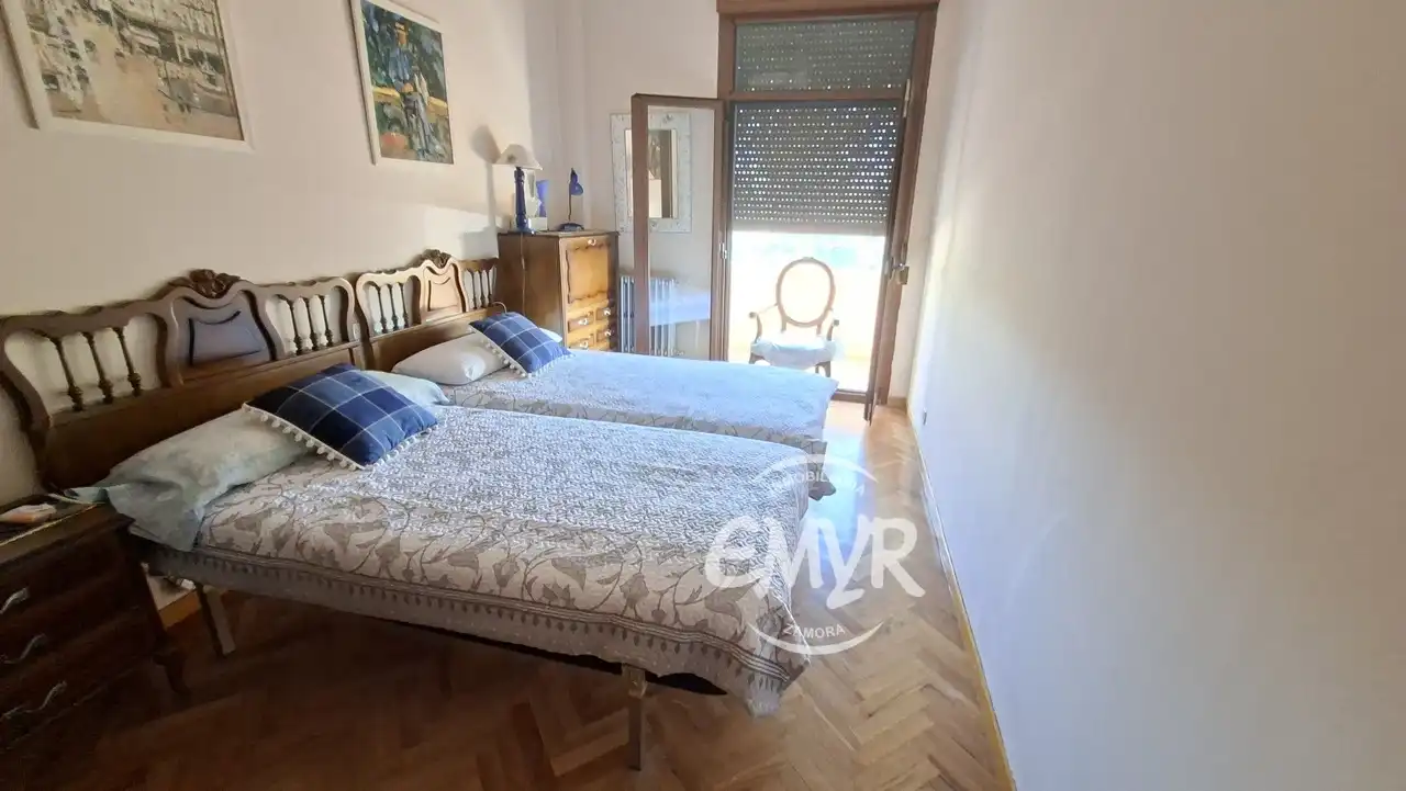 Dormitori de Casa o xalet en venda en Zamora Capital  amb Calefacció, Jardí privat i Parquet