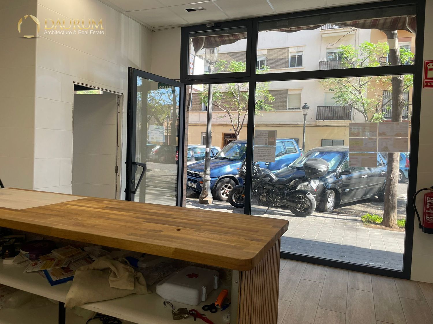 Vista exterior de Local en venta en  Valencia Capital con Amueblado, Internet y Alarma