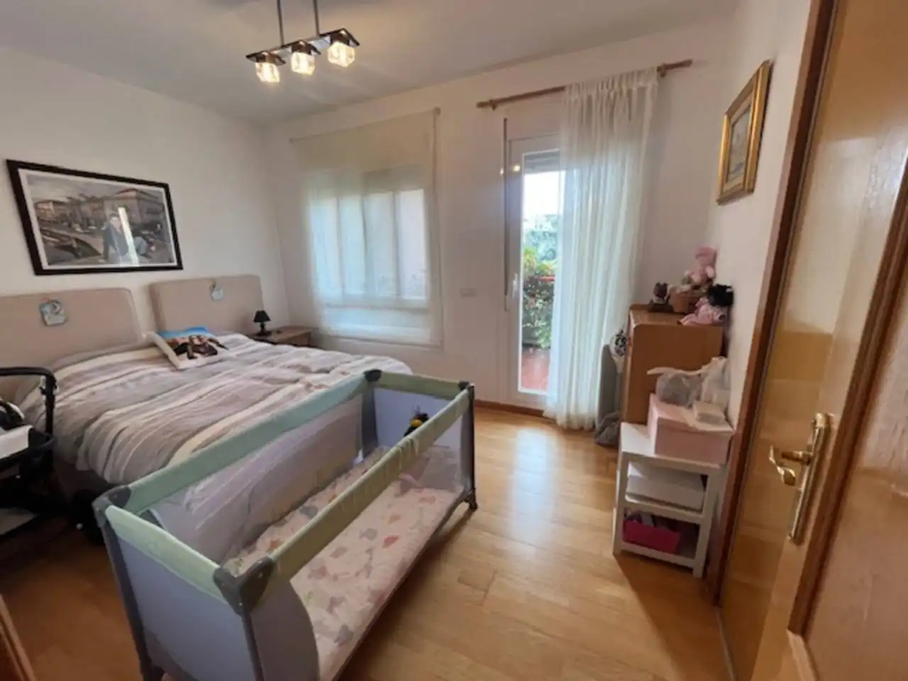 Schlafzimmer von Einfamilien-Reihenhaus zum Verkauf in Estepona mit Klimaanlage, Privatgarten und Parkett