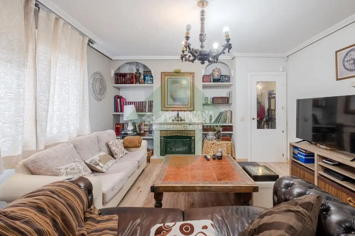 Sala de estar de Casa adosada en venta en Serranillos del Valle con Calefacción y Jardín privado