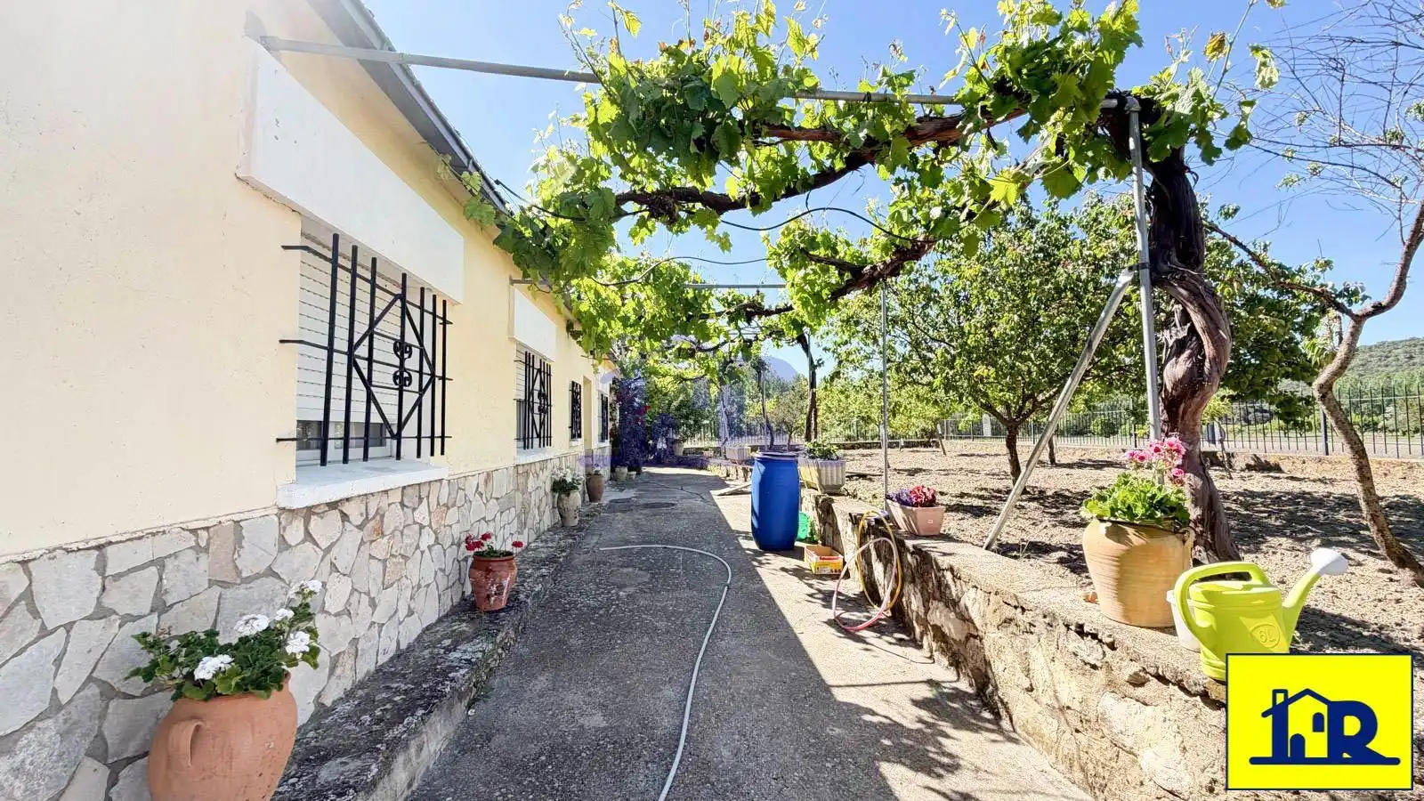 Vista exterior de Casa o xalet en venda en Cañada del Hoyo amb Calefacció, Terrassa i Traster
