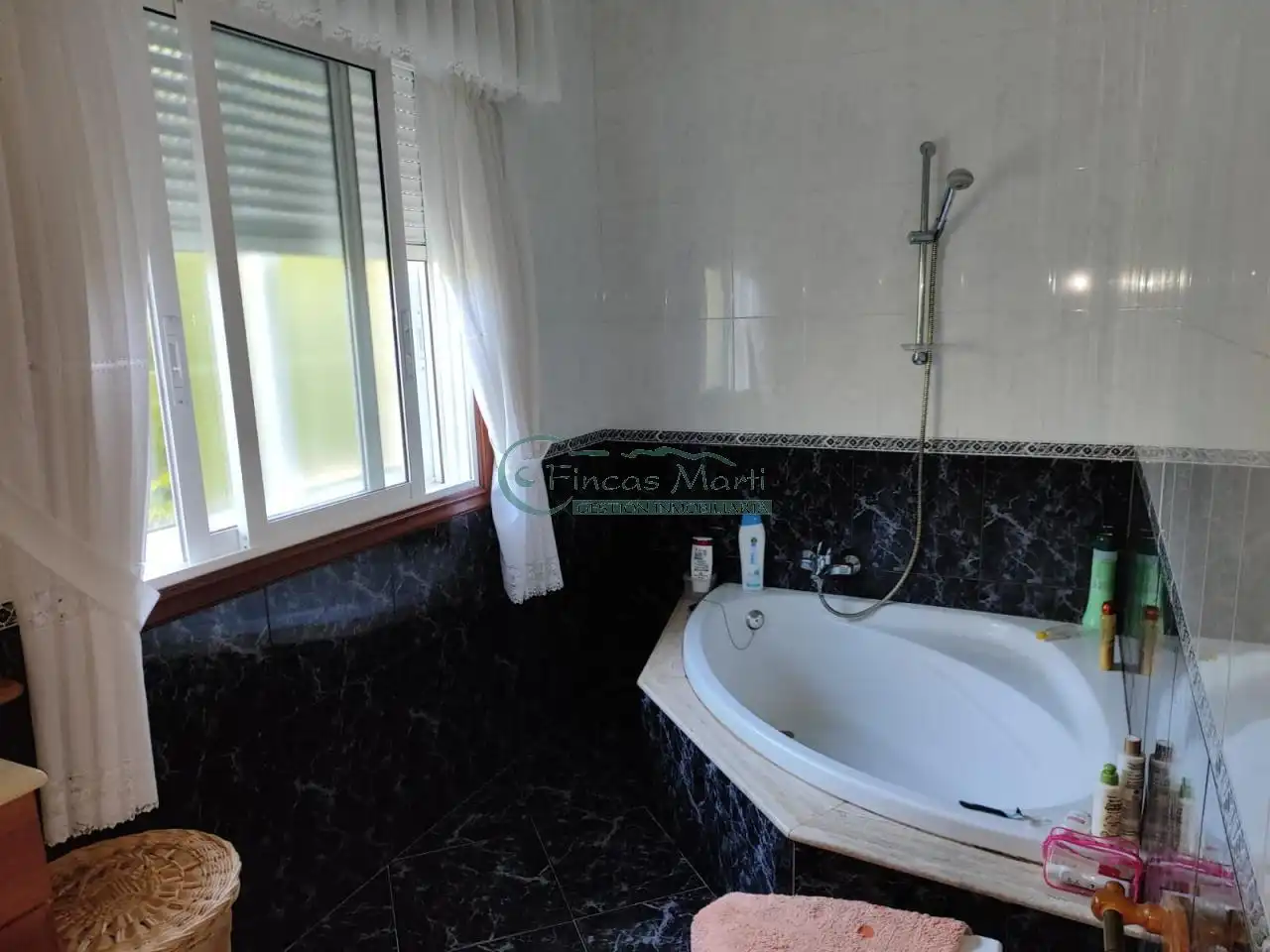 Bany de Casa o xalet en venda en Cangas  amb Calefacció, Jardí privat i Terrassa