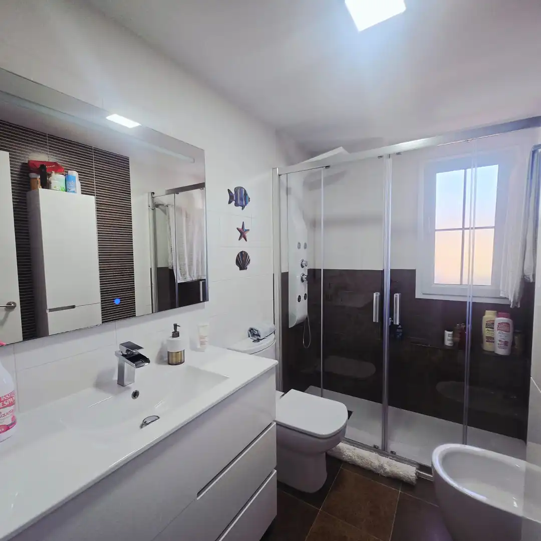 Badezimmer von Wohnung zum Verkauf in Rincón de la Victoria mit Klimaanlage, Heizung und Terrasse