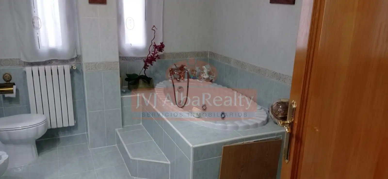 Baño de Casa adosada en venta en Albacete con Aire acondicionado, Calefacción y Jardín privado