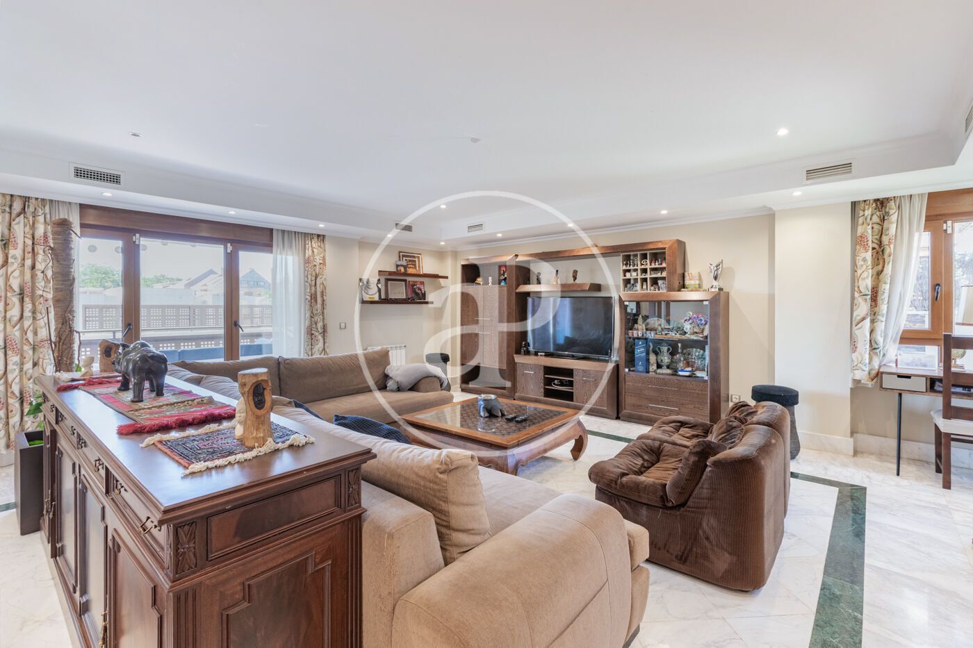 Sala de estar de Casa o chalet en venta en Pozuelo de Alarcón con Aire acondicionado, Calefacción y Jardín privado