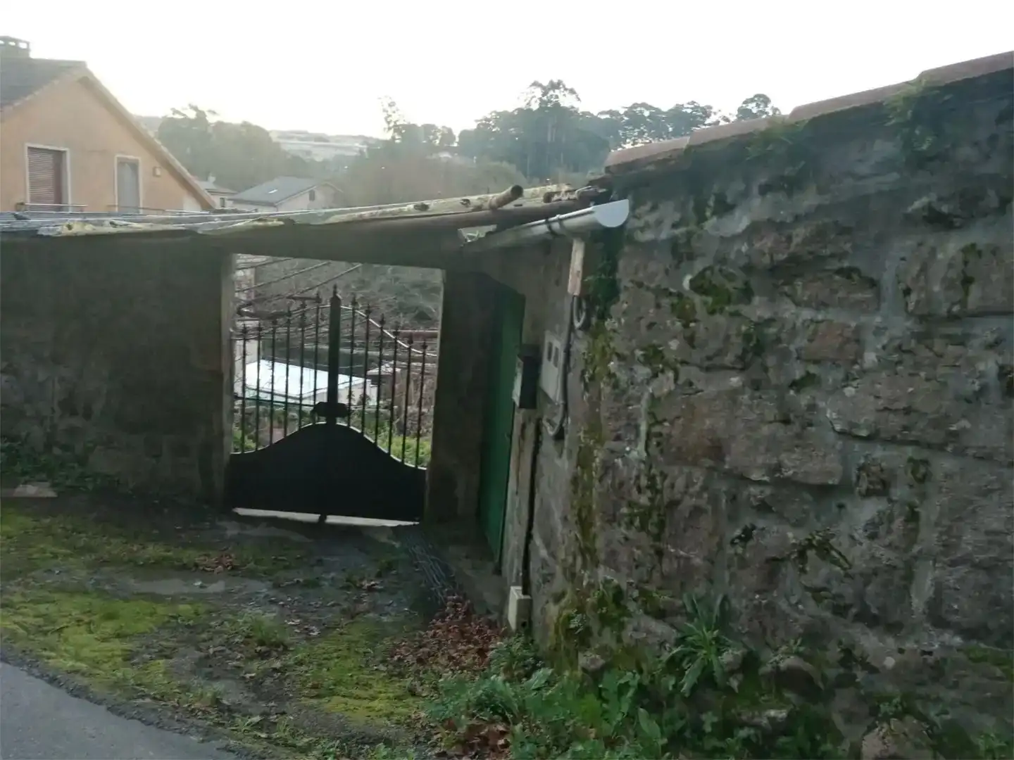 Vista exterior de Casa o xalet en venda en Pontevedra Capital  amb Jardí privat, Parquet i Traster