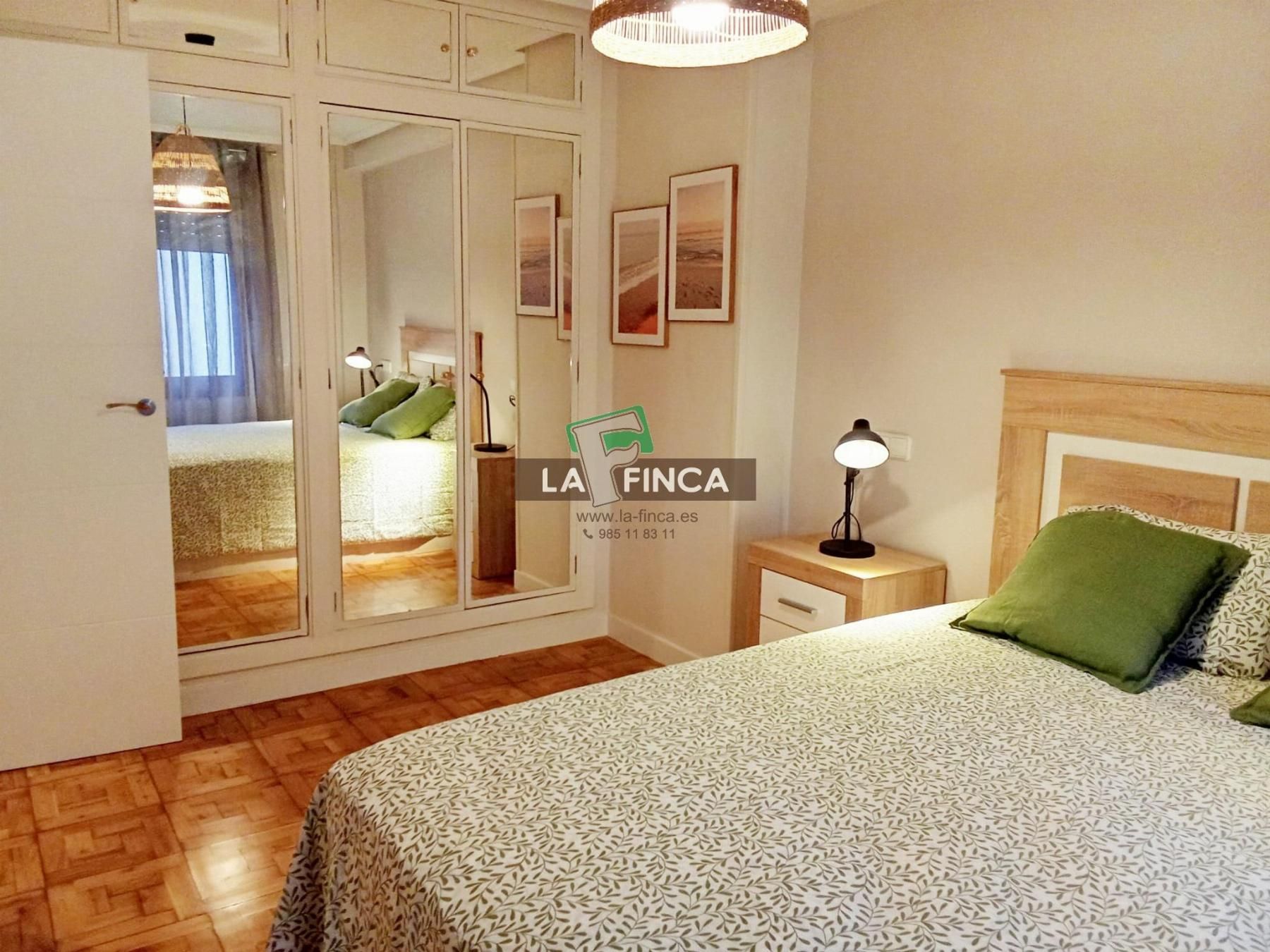 Bedroom of Flat for sale in Oviedo   with Heating, Parquet flooring and Furnished